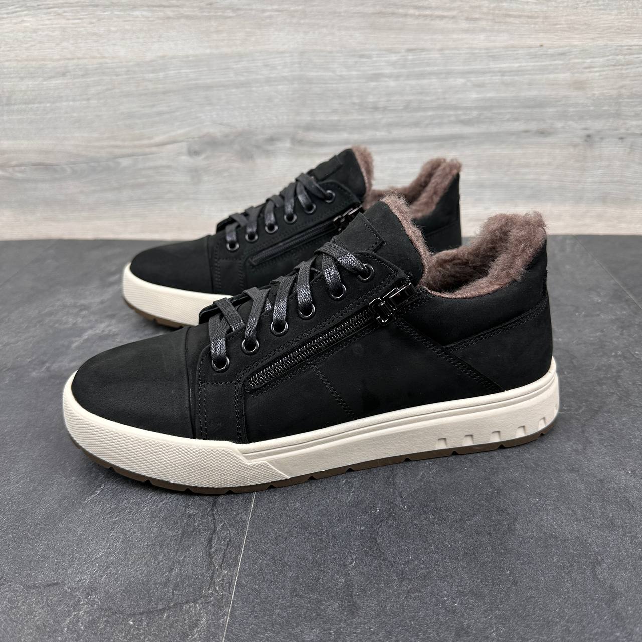 Чоловічі зимові нубукові кросівки Код: 186 ч/беж